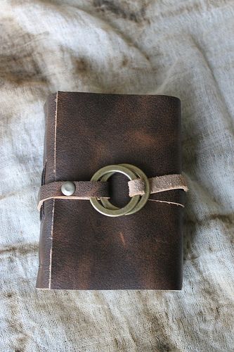 Fantistic brass ring closure Homemade Books, Bookbinding Tutorial, Brass Rings, Notebook Ideas, Leather Ideas, Upcycled Leather, Fabric Journals, Card Sentiments, Handmade Book