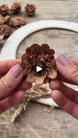 Dried Wreath Ideas, Dry Flowers Art, Dry Flowers Decoration, Diy Autumn Wreath, Foraged Wreath, Dry Flower Art, Country Craft Ideas, Dried Flowers Crafts, Anna King