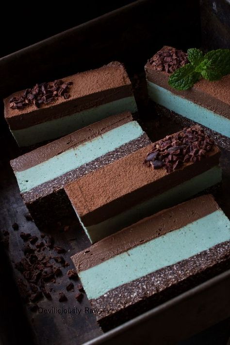 Deserturi Raw Vegan, Mint Slice, Raw Vegan Desserts, Raw Cake, Brownie Desserts, Desserts Vegan, Raw Desserts, Chocolate Mint, Cheat Meal