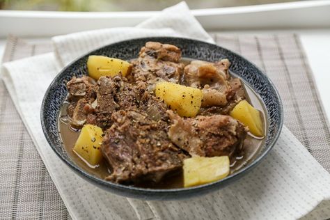 Slow Cooker Neck Bones and Potatoes Neckbone Recipe, Beef Neck Bones Recipe, Pork Binagoongan, Pork Neck Bones Recipe, Pork And Potatoes, Baked Turkey Wings, Neck Bone, Garlic Fried Rice, Cooking With Beer