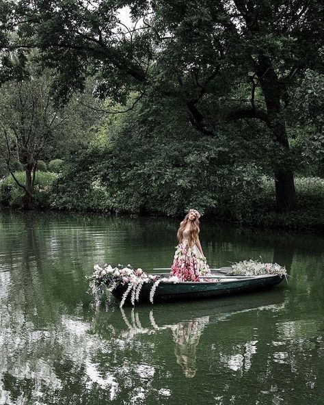 Boat Photoshoot, Fairytale Photoshoot, Debut Photoshoot, Fairy Photoshoot, Senior Portraits Girl, Couple Pregnancy Photoshoot, Flower Photoshoot, Dreamy Photography, Lake Boat