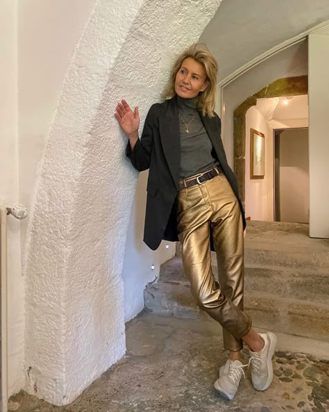 Gold Pants Outfit, Metallic Pants Outfit, Gold Pants, Metallic Pants, Gold Outfit, Metal Clothing, Winter Mode, Casual Chic Outfit, Mode Vintage