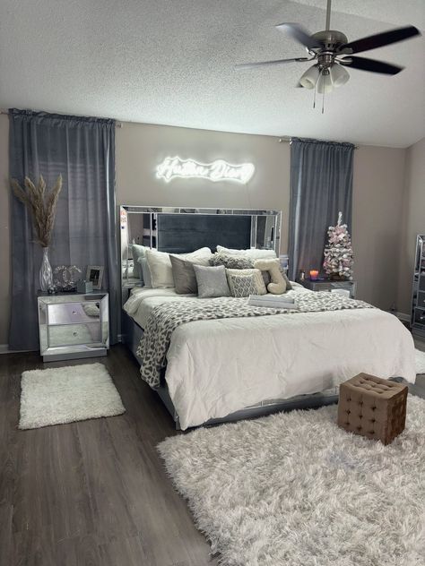 Silver Room Aesthetic, Silk Bedroom Ideas, Rooms With Grey Floors, Gray Room Ideas Bedroom, Luxury Dorm Room, Bedroom Moody, Baddie Apartment, Girl Apartment Decor, Apartment Bedroom Ideas