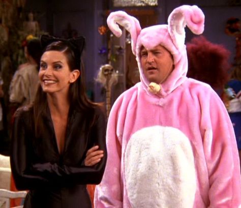 Monica and Chandler -- One of my absolute favorite episodes! Serial Friends, Monica Friends, Teenage Halloween Costumes, Friend Costumes, Monica And Chandler, Classic Halloween Costumes, Friends Cast, Cute Couple Halloween Costumes, Monica Geller