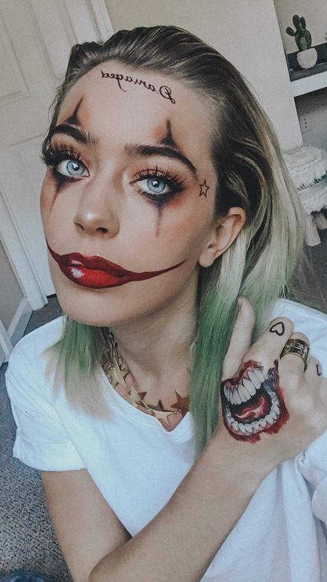 Gangster joker female Joker Female, Joker Halloween Makeup, Halloweenský Makeup, Halloween Make-up Looks, Female Joker, Joker Halloween, Joker Makeup, Joker Costume, Diy Kostüm