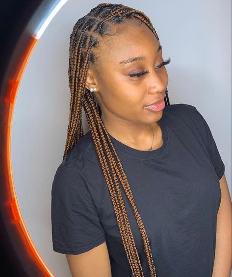 Chestnut Brown Braids On Black Women, Mixed Colored Box Braids On Dark Skin, Colour Knotless Braids, Colour 27 Braids On Dark Skin, Honey Brown Box Braids On Light Skin, Colour 30 Knotless Braids, Colour 30 Braids On Dark Skin, Colour 30 Braids, Brown Knotless Box Braids