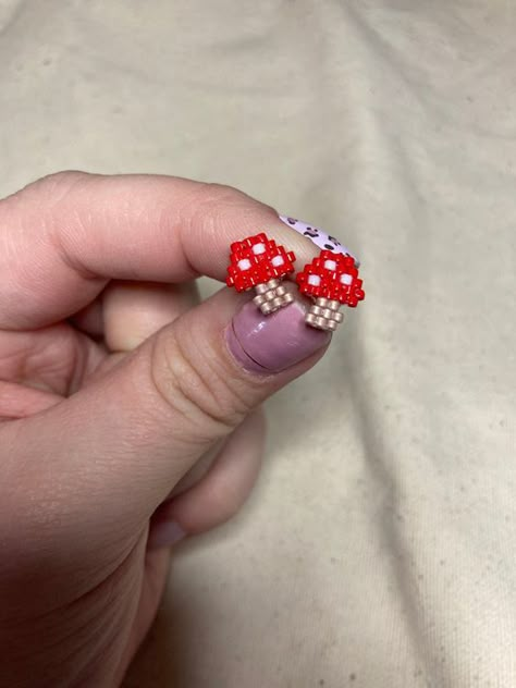 Mushroom Beaded Stud earrings Small #BeadingPatterns #SeedBeadPattern #SeedBeadPatternsAnimals #SeedBeadPatternsFlower Seed Bead Ladybug, Seed Bead Mushroom Earrings, Miyuki Beads Earrings, Beaded Mushroom Earrings, Delica Beaded Earrings, Small Beaded Earrings, Seed Bead Stretch Bracelets, Beaded Studs, Beaded Stud Earrings