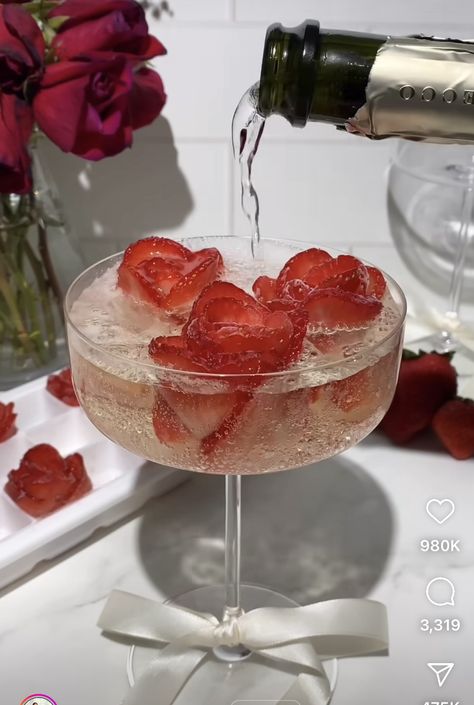 Champagne With Strawberries, Rose Champagne Aesthetic, Cute Drinks Aesthetic, Love Potion Drink, Rose Wine Party, Valentines Drinks Alcoholic, Galentines Aesthetic, Champagne Strawberries, Money Birthday