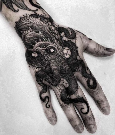 Ominous Tattoos, Kraken Hand Tattoo, Hand Palm Tattoos, Trippy Tattoo Ideas, Hand Tattoos For Men, Cthulhu Tattoo, Traditional Hand Tattoo, Trippy Tattoo, Fox Tattoo Design