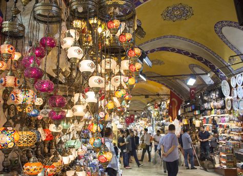 7 trucos para visitar el Gran Bazar de Estambul Travel Istanbul, Turkey Travel, Istanbul, Fair Grounds, Christmas Tree, Holiday Decor, Christmas, Travel