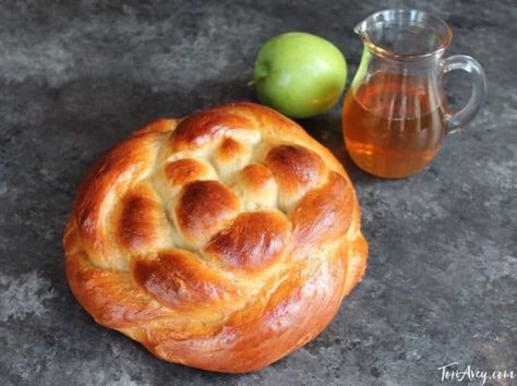 Apple Honey Challah - Includes Delicious Tested Recipe and Free Braiding Instructions for a Perfect Challah Every Time. Kosher, Pareve, High Holidays. Rosh Hashanah Challah Recipe, Round Challah, Challah Recipe, Challah Bread Recipes, Rosh Hashanah Recipes, Jewish Holiday Recipes, Honey Glazed Chicken, Apple Honey, Beet Salad Recipes