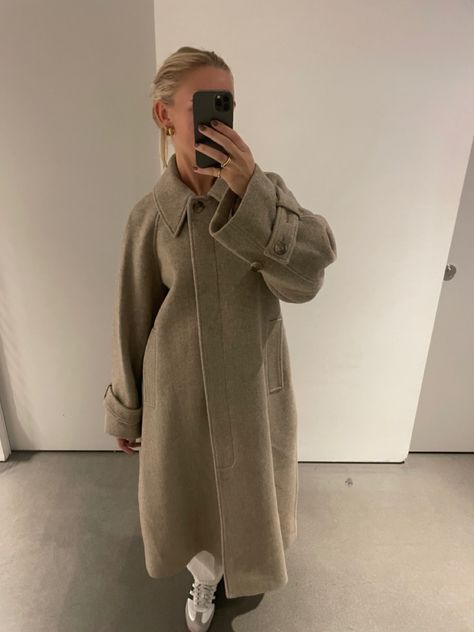 Copenhagen Fall Style, Copenhagen Winter Style, Cozy Oversized Wool Outerwear, Brown Oversized Fall Outerwear, Vintage Brown Winter Outerwear, Oversized Brown Winter Outerwear, Alexa Chung Fur Coat, Cozy Winter Outfits, Outwear Women