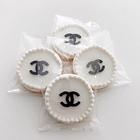 Chanel Themed Bridal Shower Ideas, Chanel Tea Party, Ivy Cake, Chanel Cookies, Chanel Cupcakes, Gossip Girl Party, Chanel Event, Bridesmaid Cookies, Business Launch Party