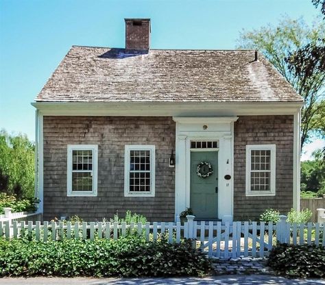 Feast your eyes on the new oldest house for sale on Cape Cod. Located in Sandwich, the Cape's oldest town, the 3BR, 1.5BA dates to 1639, the very same year that the town was incorporated. While... Cape Cod Exterior, Cape Cod House Plans, Cape Cod Cottage, Historic Homes For Sale, Cape Cod Style House, Cape Cod Style, A Small House, Cottage Exterior, Cape House