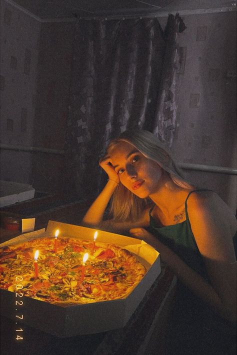 Pizza Birthday Photoshoot, Pizza With Candles Birthday, Small Birthday Party Aesthetic, Pizza Birthday Party Ideas, Bday Snacks, Pizza Birthday Party, Happy Birthday 23, Birthday Pizza, Pizza Birthday