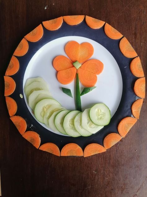 Vegetable Salad Decoration Ideas For Kids, Food Carving Fruits And Vegetables, Salad Decoration Ideas For Kids, Salad Decoration Ideas Creative, Salad Decoration Ideas, Salads For Kids, Veggie Art, Fun Plates, Decorações Com Comidas