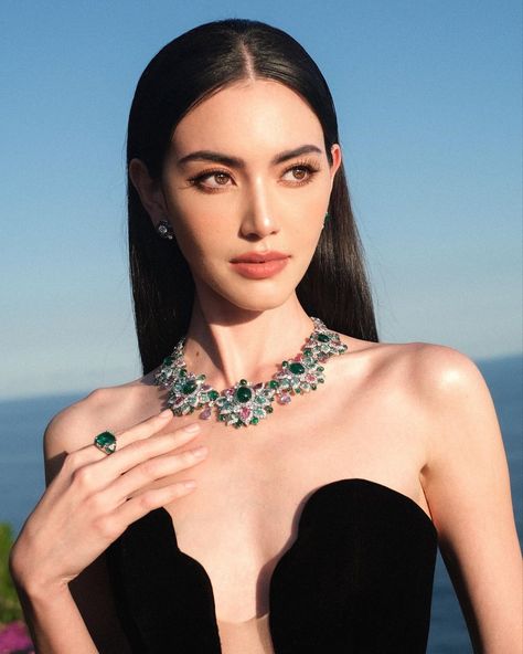 Asian Prom Dress, Davikah Hoorne, Mai Davika, Six Girl, Dove Cameron Style, Vogue Photoshoot, Davika Hoorne, Prom Eye Makeup, Fashion Photography Poses