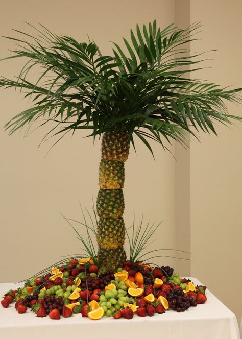 Pineapple tree. Very easy to make. I used a christmas tree stand and pvc pipie for the center. I placed brown sugar at the base of the tree to make sand. Very easy. Hawaii Christmas Tree, Luau Christmas, Christmas Luau, Luau Party Ideas, Pineapple Tree, Caribbean Christmas, Pineapple Palm Tree, Luau Food, Ward Christmas Party