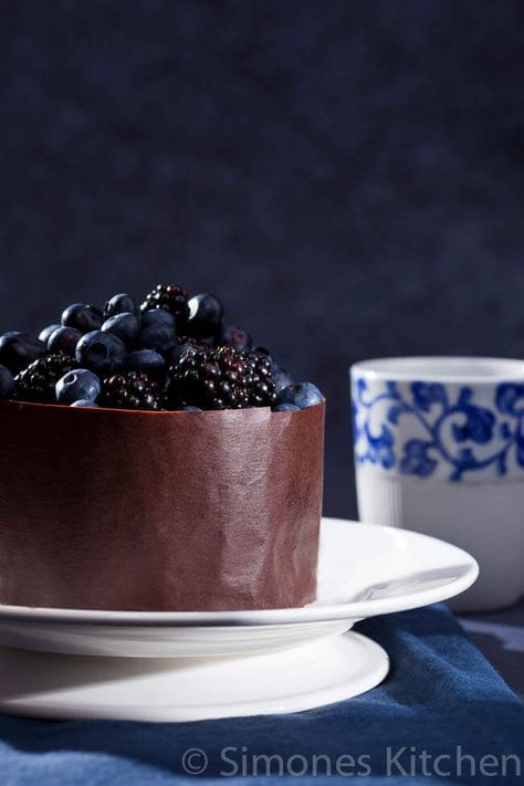 Chocolate Jewels - Chocolate cake and how to make a chocolate edge Blue Chocolate Cake, Cake Wraps, Brownie Desserts, Blue Chocolate, Cupcake Cake, Piece Of Cakes, Cakes And More, Chocolate Recipes, Cake Cookies