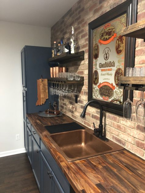 Mancave Ideas Garage, Man Cave Wet Bar, Rustic Wet Bar, Basement Wet Bar Ideas, Basement Sports Bar, Basement Pub, Wet Bar Ideas, Beer Room, Industrial Flat