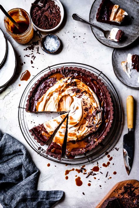 Vegan Gluten Free Chocolate Pie with Tahini and Caramel Tahini Dessert, Vegan Chocolate Tart, Tahini Caramel, Gluten Free Chocolate Desserts, Passover Recipes Dessert, Tarte Vegan, Vegan Tarts, Healthy Cakes, Bojon Gourmet