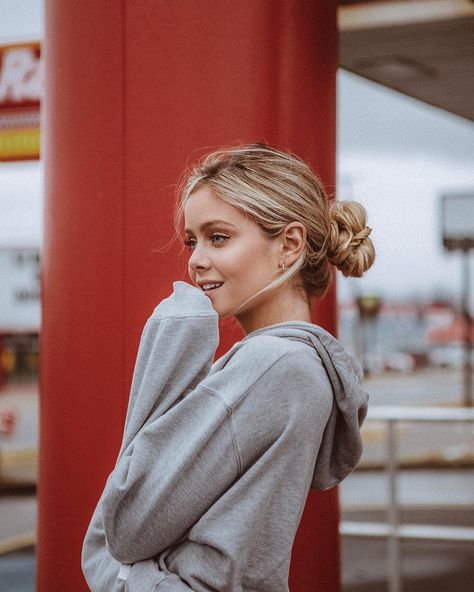 Hannah Godwin Hair, Gray Hoodie Outfit, Hannah Godwin, Feminine Elegance, Hoodie Outfit, Beautiful Photography, Grey Hoodie, Girls Night, Role Models