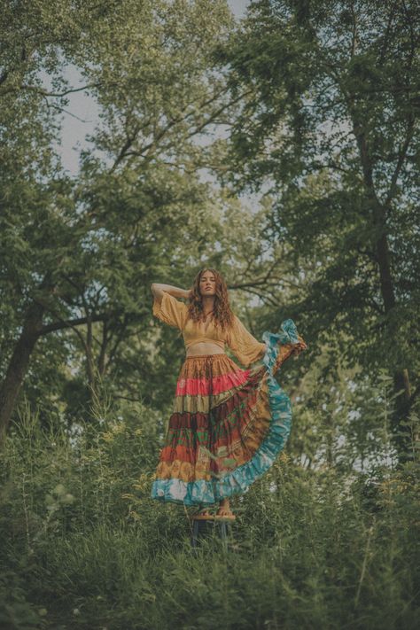 80s Aesthetic Photography, Hippie Senior Pictures, Photoshoot In The Woods, Hippie Photoshoot, Hippie Photography, Cottage Core Photoshoot, Boho Hippie Aesthetic, Bohemian Photoshoot, 70s Photoshoot