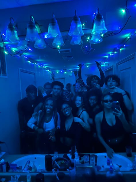 Birthday Ideas Friend Group, Friend Group Outing Ideas, Friend Group Party, Party Group Pictures, Pre Party Aesthetic, Popular Group Aesthetic, Perfect Friend Group, Happy Group Of Friends, Big Group Aesthetic