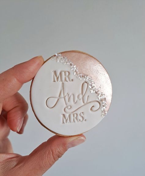 Personalised Wedding Favours Essex | Biscuit Favours Essex Engagment Cookie Designs, Bonbonniere Ideas Wedding, Personalized Cookies Wedding, Cookie Favours Wedding, Wedding Favours Cookies, Wedding Cookie Favours, Fondant Wedding Cookies, Personalized Wedding Cookies, Anniversary Biscuits