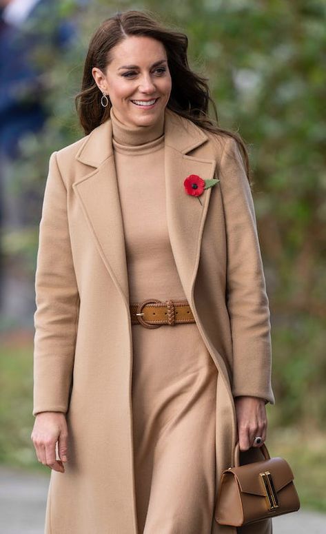 Kate Middleton’s Favorite Handbag Brands Match With Her Classic Style Princesse Kate Middleton, Royal Portraits, Queen Kate, Monochromatic Fashion, Estilo Real, Princess Kate Middleton, Catherine Elizabeth Middleton, Catherine Middleton, Kate Middleton Style