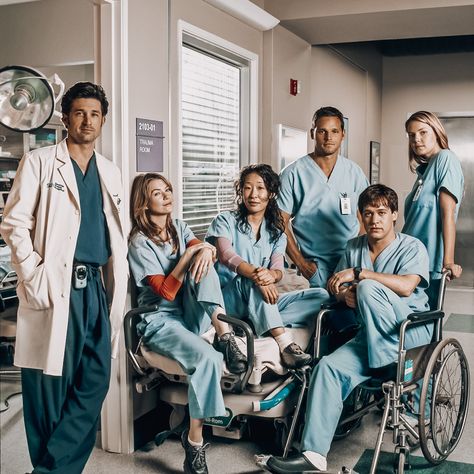 greys anatomy season 1 interns a.k.a. the best interns ever Greys Anatomy Season 1, Beautiful Day To Save Lives, Grey's Anatomy Doctors, Greys Anatomy Funny, Greys Anatomy Characters, Greys Anatomy Cast, Greys Anatomy Memes, Dark And Twisty, Derek Shepherd