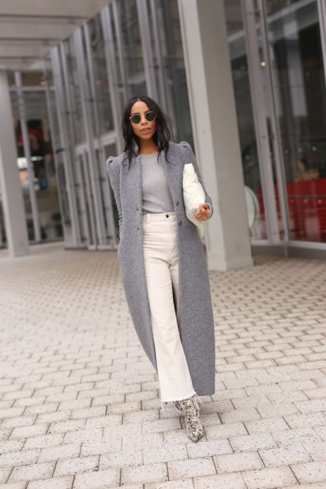 White Blazer Fall Outfit, Mode Dope, Dudley Stephens, White Jeans Winter, Off White Jeans, White Pants Outfit, Chique Outfit, Jeans Outfit Winter, White Jeans Outfit