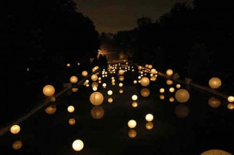 Amazing floating spheres would be awesome to do as pool decor for a party Wedding Backyard Decorations, Floating Pool Candles, Backyard Wedding Pool, Pool Wedding Decorations, Floating Paper Lanterns, Pool Candles, Wedding Extras, Pool Wedding, Floating Lanterns