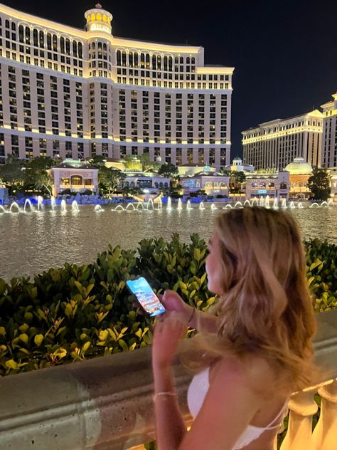 Las Vegas Selfies, Vegas Selfie Ideas, Las Vegas Pics Ideas, Las Vegas Inspo Pics, Bellagio Fountains Las Vegas, Vegas Inspo Pics, Las Vegas Aesthetic Outfit, Las Vegas Picture Ideas, Vegas Picture Ideas