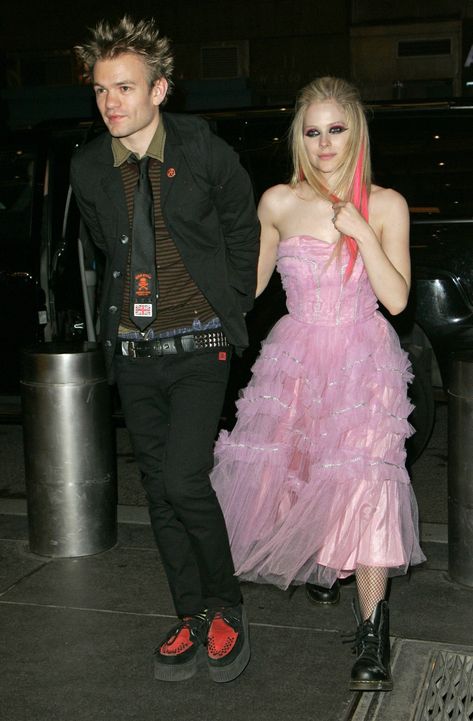 Punk Prom Dress, Pop Punk Outfits, Year 10 Formal Dresses, Emo Prom, Punk Prom, Queer Prom, 2000s Prom, Deryck Whibley, Goth Prom