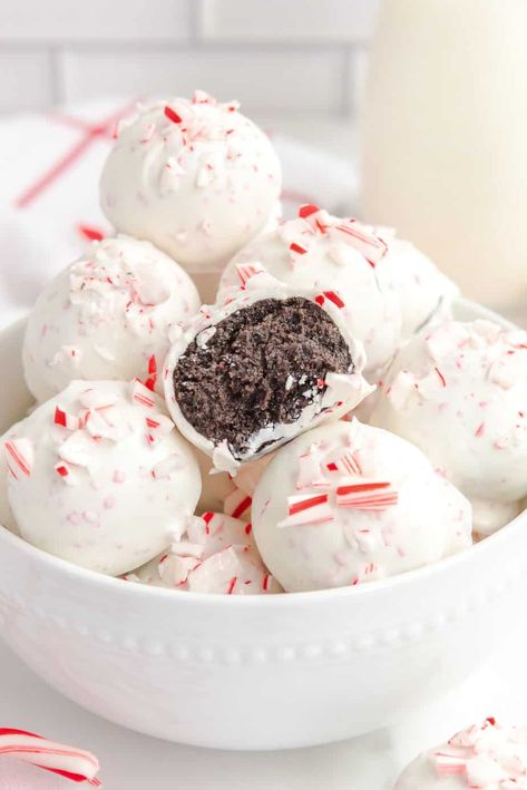 Pepermint Cookies, Peppermint Oreo Truffles, Oreo Cookie Balls Recipe, Oreo Balls Christmas, Oreo Cake Balls, Chocolate Peppermint Cake, White Chocolate Oreos, Peppermint Treats, Oreo Cookie Balls