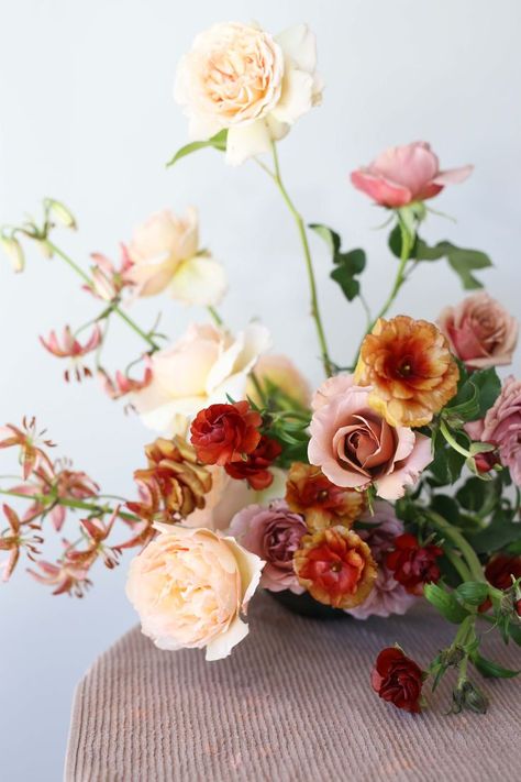 Warm and Earthy floral arrangement with cream, peach and pink flowers | Wedding flower inspiration | Visit us at emmaandgracebridal.com Pink Fall Floral Arrangement, Pink Flowers Wedding, Floral Styling, Flower Inspiration, Fall Wedding Bouquets, Fall Wedding Flowers, Wedding Flower Inspiration, Floral Arrangements Wedding, Color Palate