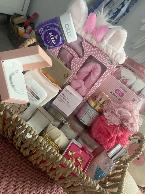 Makeup Basket Gift Ideas, Best Friend Basket, Cute Birthday Baskets, Hamper Gift Ideas, Self Care Gift Basket, Stylish Dressing Table, Graduation Gift Basket, Pink Gift Basket, Storage Lighting