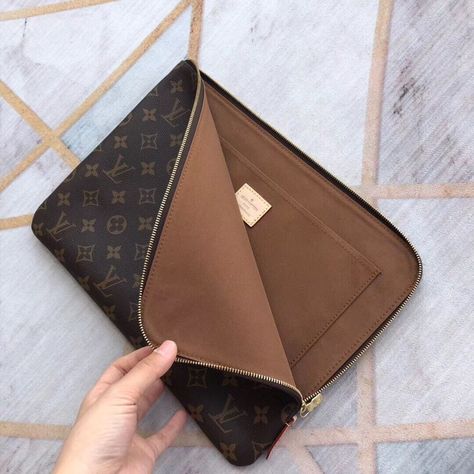 Louis Vuitton Laptop Bag, Lv Clutch, Lv Shoulder Bag, Leather Laptop Case, Lap Top, Leather Laptop Bag, Wallet Organization, Pretty Bags, Leather Laptop