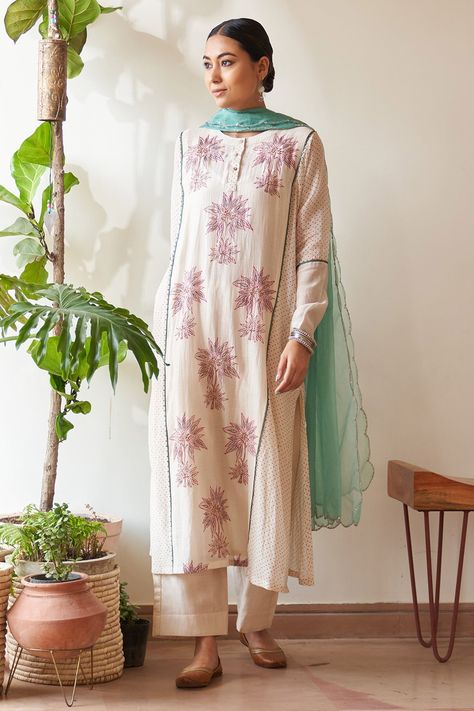 Panel Cut Kurti, Long Kurtas, Kurta Pants, Chanderi Dupatta, Kurta Patterns, A Line Kurta, Indian Suits, Organza Dupatta, Kurta With Pants