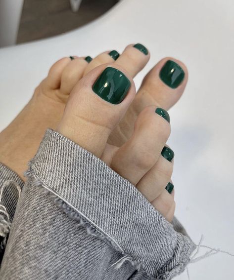 Trendy Toenails, Green Pedicure, Pedicure Trends, Winter Pedicure, Green Toe Nails, Sharp Claws, Gel Pedicure, Pedicure Ideas, Pedicure Colors