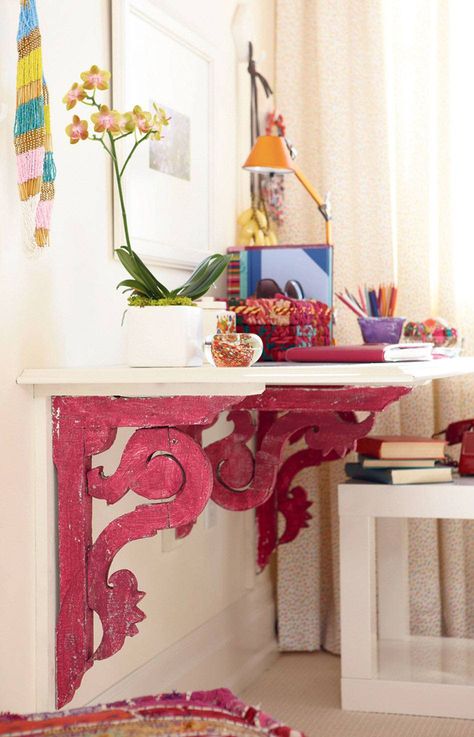 PAINT WISELY You don’t need a gallon of paint to make a bold statement. Instead, target a small architectural detail, like the reclaimed brackets supporting this DIY desk. Then create a colour motif in the surrounding vignette by layering in accessories in matching tones. Sarah Richardson Home, Sarah Richardson, Gallon Of Paint, Suburban House, Deco Rose, Wall Mounted Desk, Diy Desk, My New Room, Trending Decor