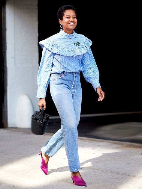 High-waisted jeans outfit ideas 90s Mom Fashion, Outfits With Mules, Mule Outfits, Pink Shoes Outfit, Mule Shoes Outfit, Mom Trends, High Waisted Jeans Outfit, 90s Mom, Heels Pink