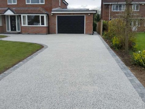 Resin Bound Driveway Hull Gravel Driveway Edging, Front Driveway Ideas, Front Garden Ideas Driveway, Driveway Materials, Driveway Blocks, Garden Ideas Driveway, Driveway Edging, Resin Bound Driveways, Modern Driveway