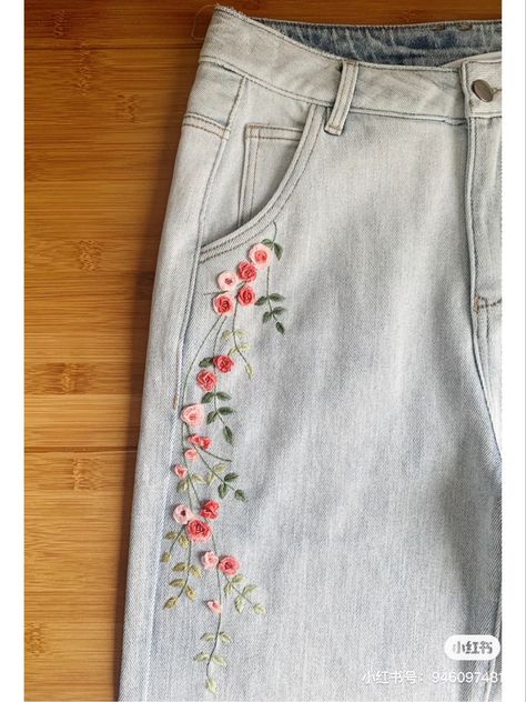 Blue Jeans Embroidery Ideas, Embroidery Designs Denim, Jeans With Flowers Embroidery, Embroidery Design For Jeans, Denim Pocket Embroidery, Embroidery Jean Pocket, Embroidery On Shirts Ideas, Embroidery On Jeans Ideas, Embroidery Patterns Clothes