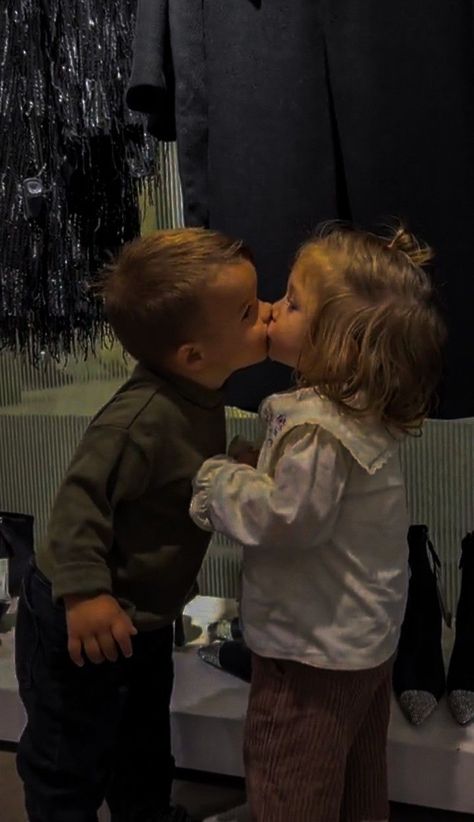 Baby Kisses Picture, Kids Kisses On The Lips, Kiss Picture Couple Aesthetic, Children Kissing, Kids Kissing, Kissing Pics, Cartoon Kiss, Kiss Wallpaper, Baby Humor