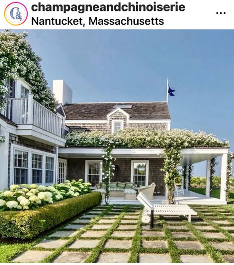 Nantucket House, Beautiful Beach Houses, Dream Beach Houses, Hill Interiors, Cape House, Garden Idea, Coastal Grandmother, Coastal Granddaughter, Hamptons House