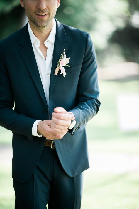 Elongated boutonniere , no tie Suit No Tie, Suit Without Tie, Engagement Suits, Vintage Wedding Suits, Green Suit Men, Suit Inspiration, Navy Suit Wedding, Non Traditional Wedding Ring, Wedding Image