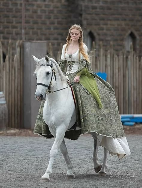 Riding Dress, Riding Horse Reference, Horse Riding In A Dress, Person Riding Horse Reference, Princess On Horse, Horse Rider Outfit, Medieval Horse Costume, Medieval Germany, Horse Riding Aesthetic Medieval