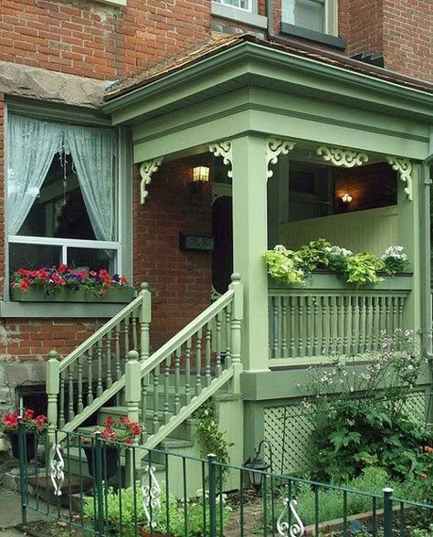 Porch...a little bit cottage...love the green with gingerbread trim./ 2023 Apartment, Colorful Rustic, Victorian Porch, Southern Porches, Cottage Porch, Pretty Houses, Victorian Farmhouse, Porch And Balcony, Front Porches